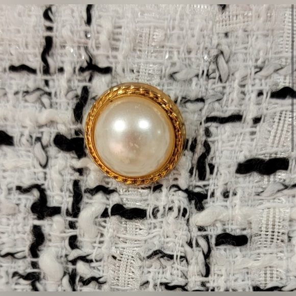 Women's Black & White Woven Mini with Pearl Buttons EUC - Picture 2 of 5